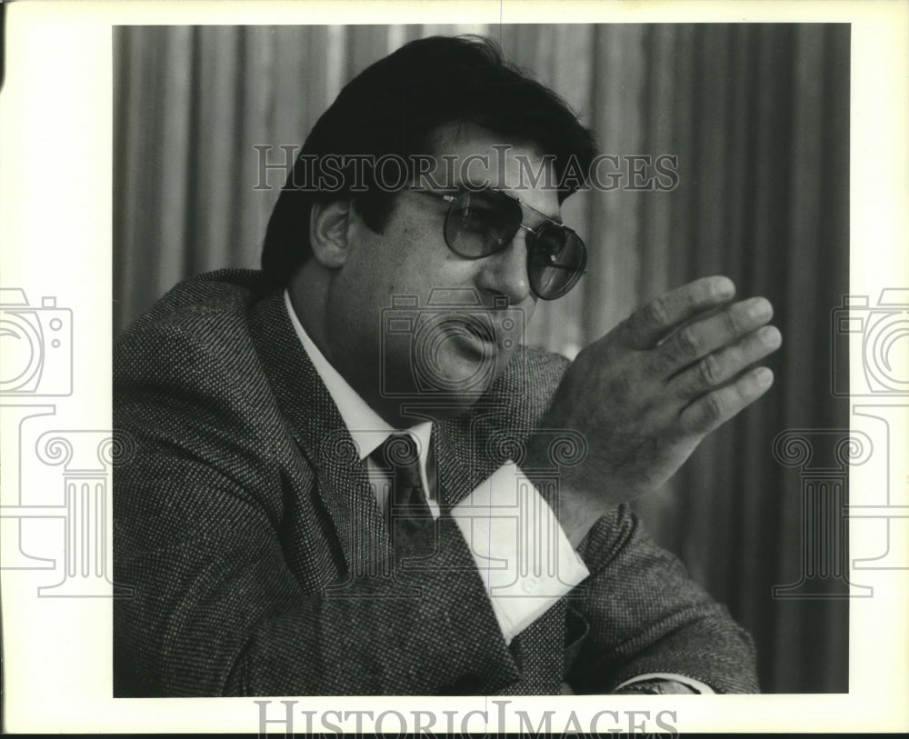 1990 Press Photo Frank Fudesco, associate Superintendent for the School Board - Historic Images