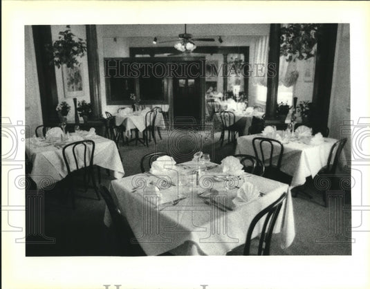 1988 Press Photo Dinning area of the Gambrill's Restaurant - Historic Images