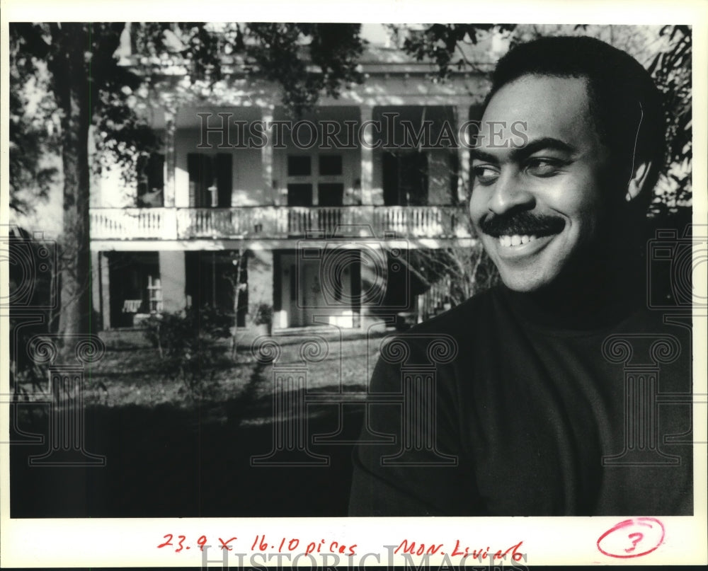 1991 Press Photo Film maker Larry Gamell in from of the Lewis Plantation - Historic Images