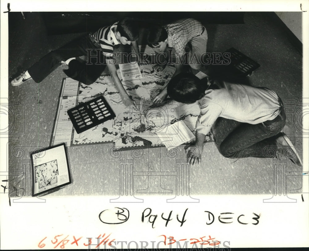 1978 Press Photo Tim Webre, Blake Page &amp; Matt Emerson playing board game - Historic Images