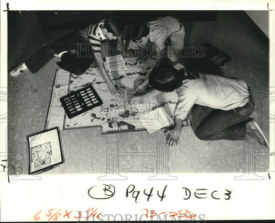 1978 Press Photo Tim Webre, Blake Page & Matt Emerson playing board game - Historic Images