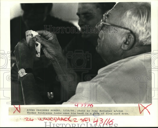 1986 Press Photo Thomas Boudreaux playing a hand in a game of five card draw - Historic Images