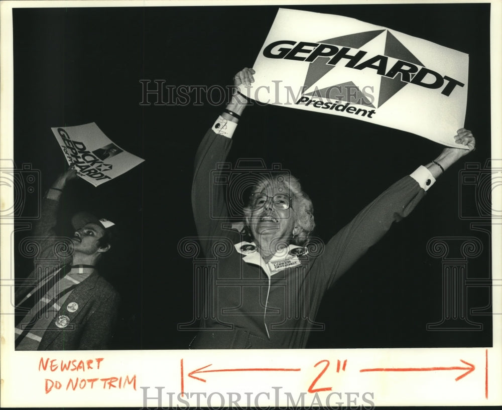 1989 Press Photo Campaigners display &quot;Dick Gephardt for President&quot; signs - Historic Images