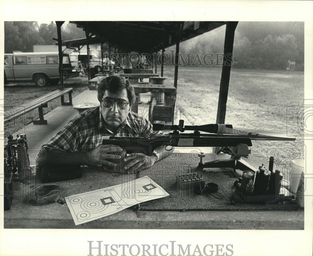 1984 Press Photo Don Geraci demonstrates the sport of bench-rest shooting - Historic Images