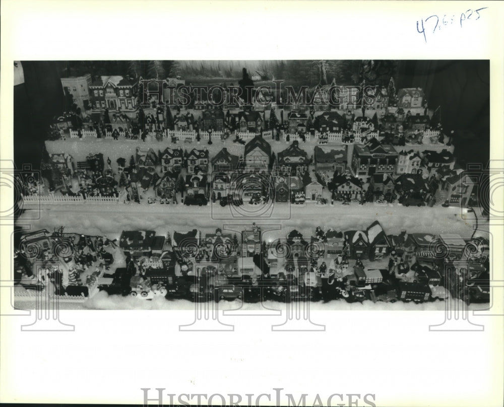 1994 Press Photo Lois and Tony Gambino&#39;s Christmas village collection. - Historic Images