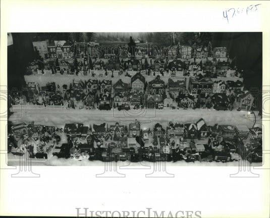 1994 Press Photo Lois and Tony Gambino's Christmas village collection. - Historic Images