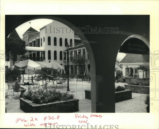 1993 Press Photo View of courtyard from inside Gambino's Bakery. - Historic Images