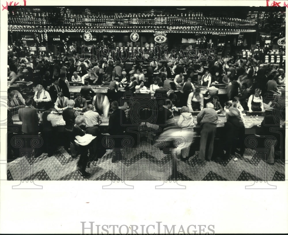 1986 Press Photo Patrons crowds the floor of a Resorts Casino in Atlantic City - Historic Images