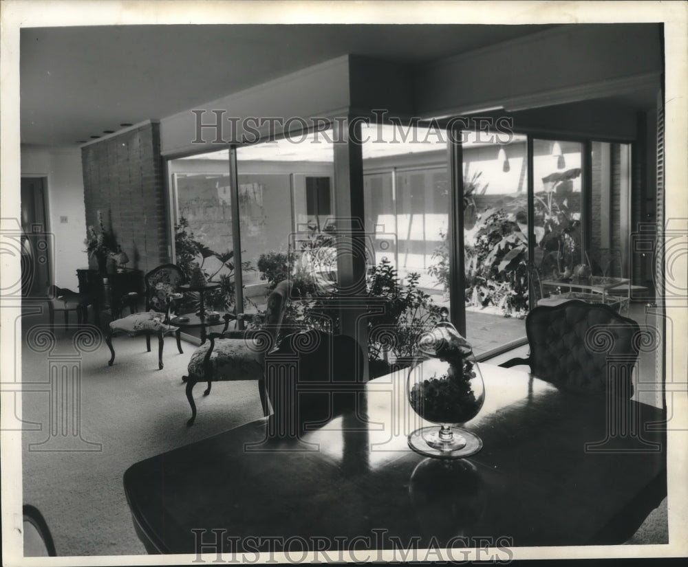 1962 Press Photo Glass walls of Yvonne Fortier&#39;s home permits interesting views - Historic Images