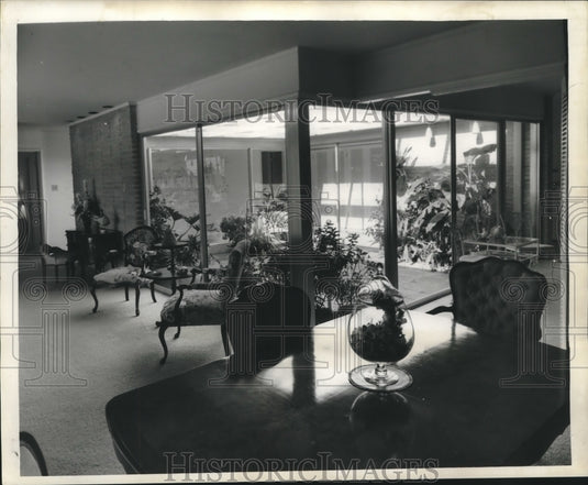 1962 Press Photo Glass walls of Yvonne Fortier's home permits interesting views - Historic Images