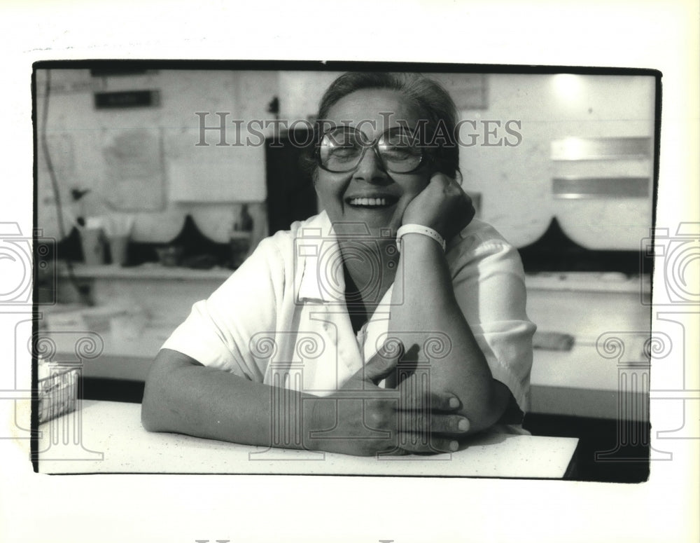 1992 Press Photo Esther Fortinberry, waitress at McKenzies on Harrison Avenue - Historic Images