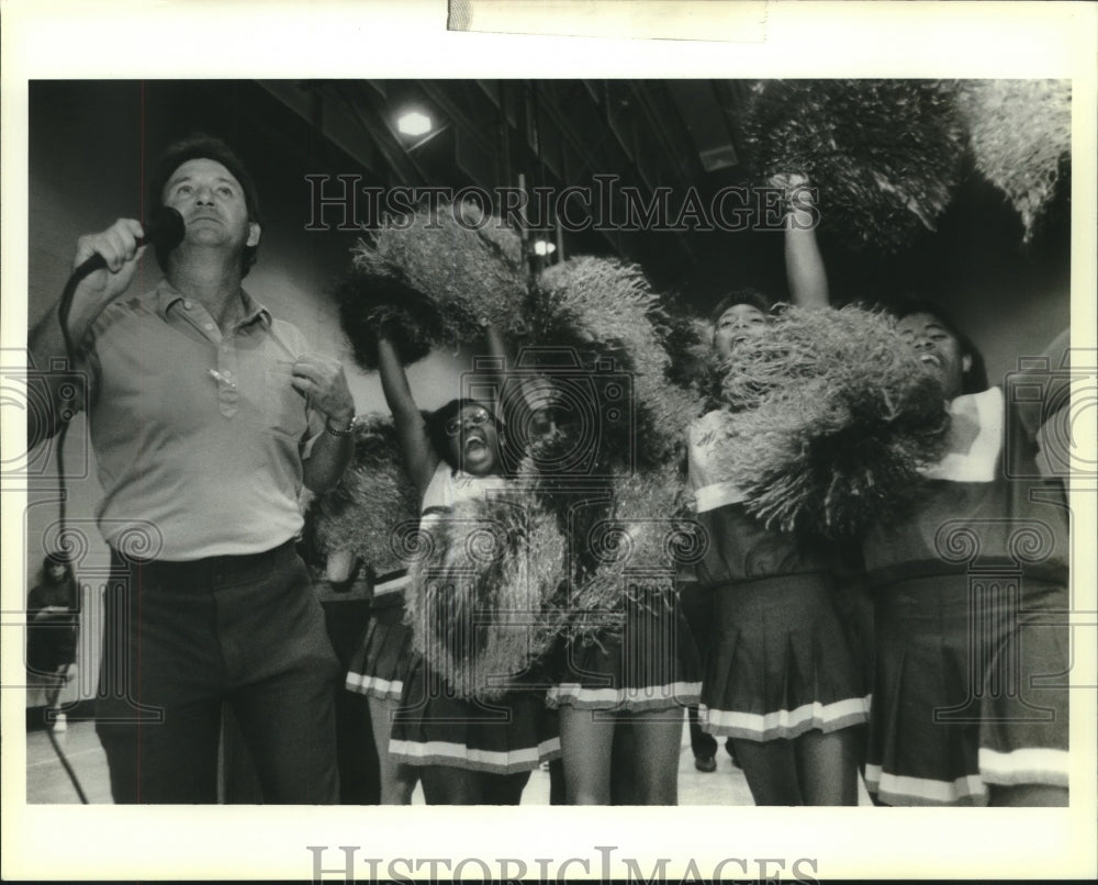 1989 Press Photo Joseph Fonseca &amp; cheerleaders at Marrero Junior High pep rally - Historic Images