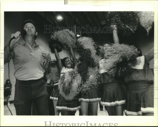 1989 Press Photo Joseph Fonseca & cheerleaders at Marrero Junior High pep rally - Historic Images
