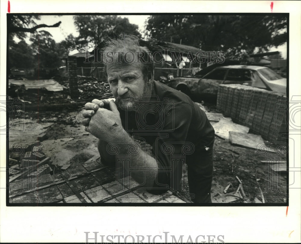 1988 Press Photo Leo Fonseca waits as firemen extinguish fire from his home. - Historic Images