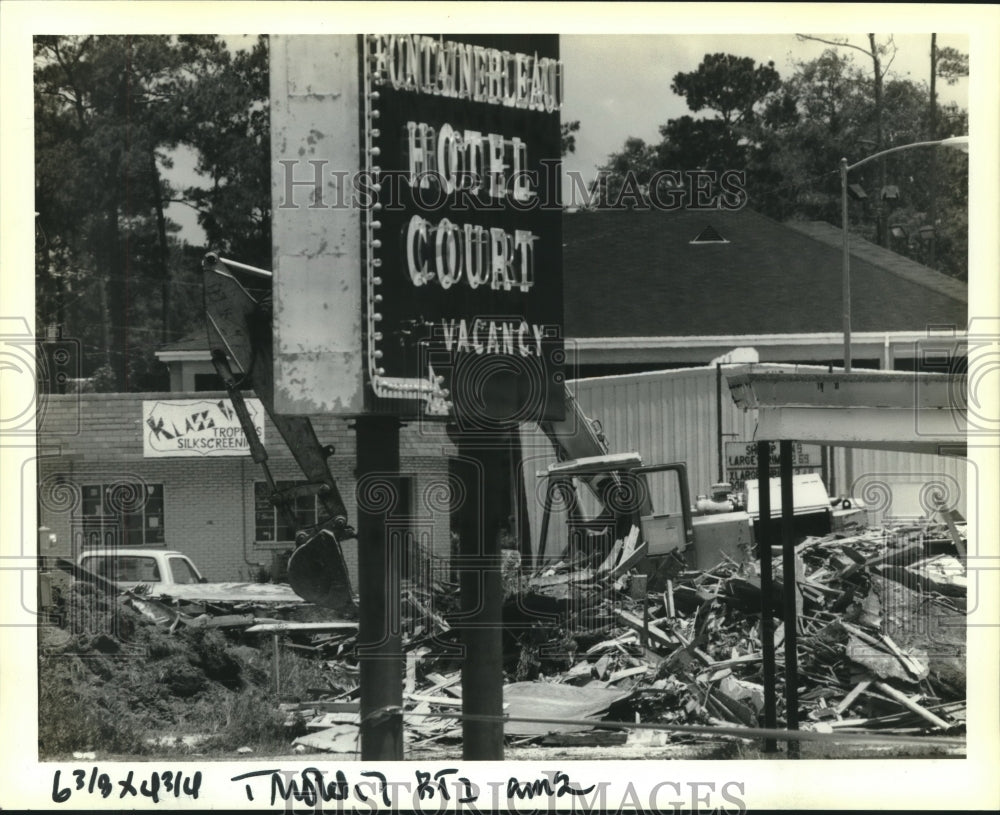 1990 Press Photo Rubble where Fountainbleau Hotel Court once stood - Historic Images