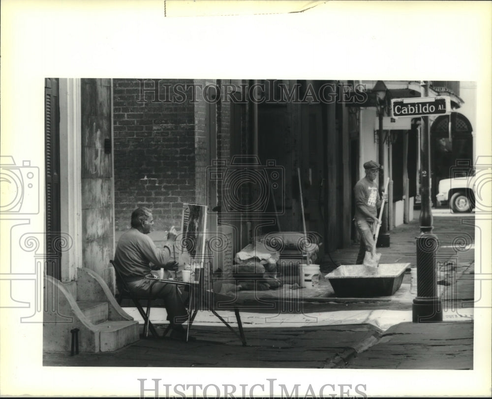 1990 Press Photo Artist Stanley Fontaine painting scene opposite Pirates Alley - Historic Images