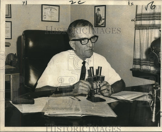 1969 Press Photo Gilbert J. Fortnier, Jr. graphologist, zeroes in on an "L" - Historic Images