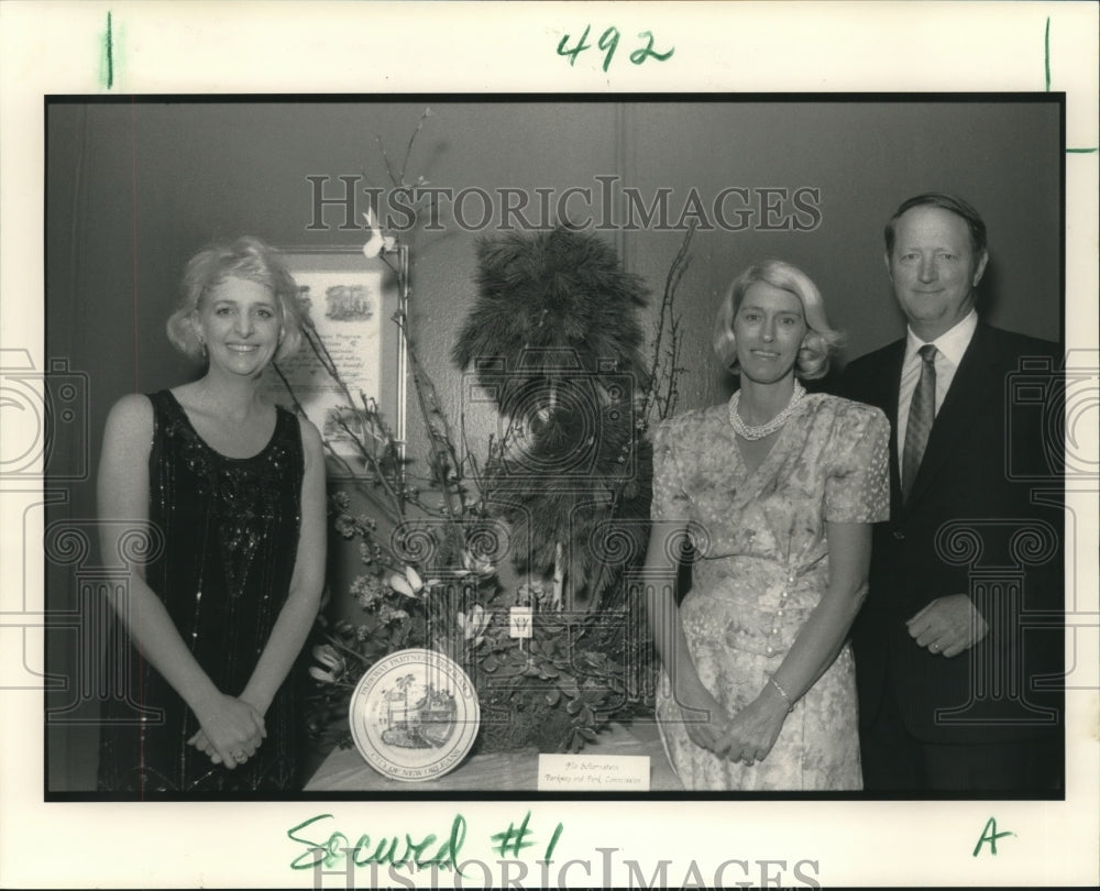 1991 Press Photo Cathy Thomason,  Carol Byram, Louis Freeman at Art in Bloom. - Historic Images