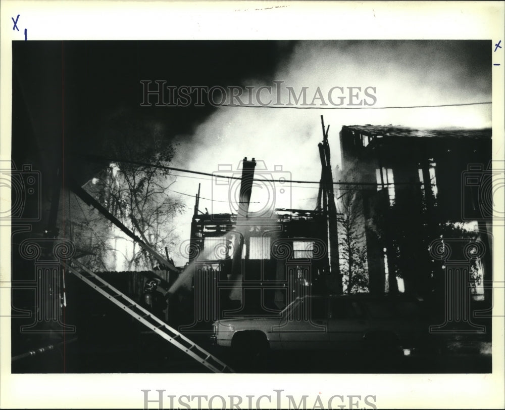 1988 Press Photo Fighting the fire at Chipeuwp. - Historic Images