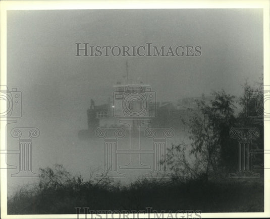 1991 Press Photo Tug waits to move due to fog along the riverfront. - Historic Images