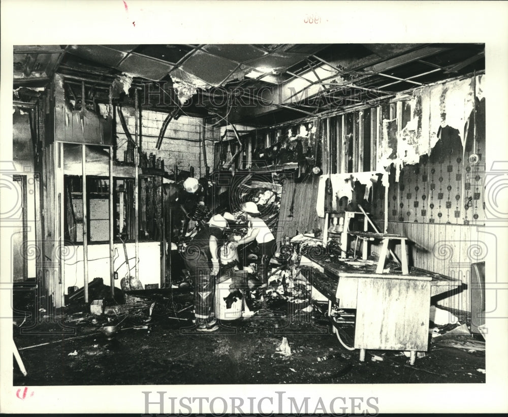 1986 Press Photo Kenner firemen move some of the debris at fire site. - Historic Images