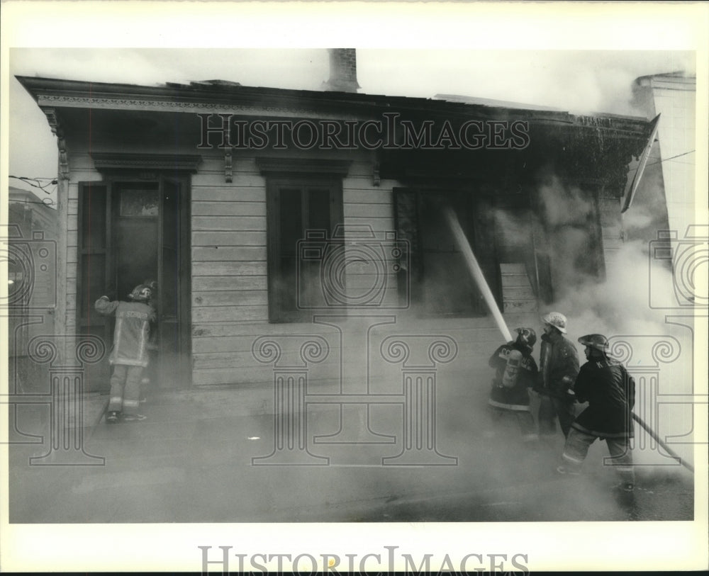 1989 Press Photo Firemen respond to house fire on Liberty Street in New Orleans - Historic Images