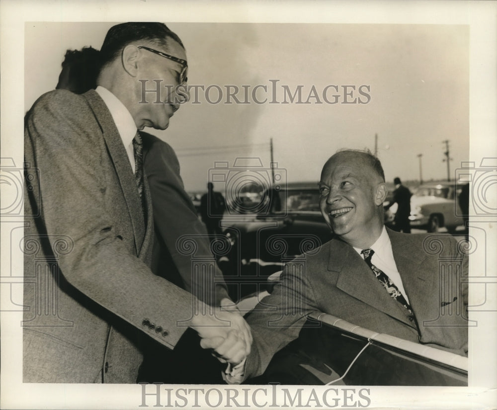 1963 Eisenhower &amp; D. B. Fiske shake, only Republican mayor in LA - Historic Images