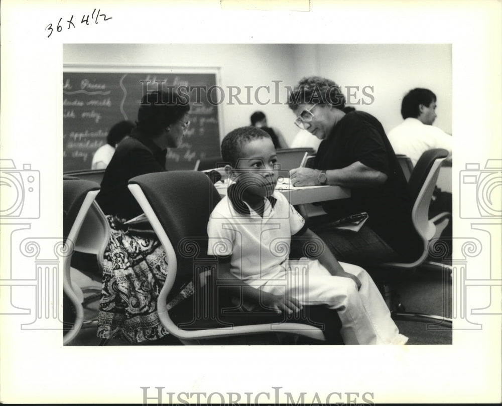 1989 Press Photo Ben Franklin registration with William Richburg &amp; grandmother - Historic Images