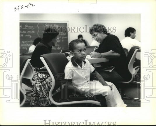 1989 Press Photo Ben Franklin registration with William Richburg & grandmother - Historic Images