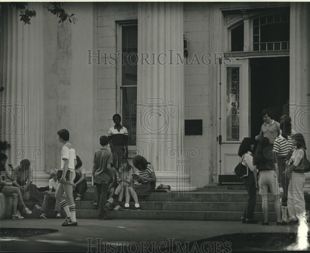 Press Photo Students outside Benjamin Franklin High School - Historic Images