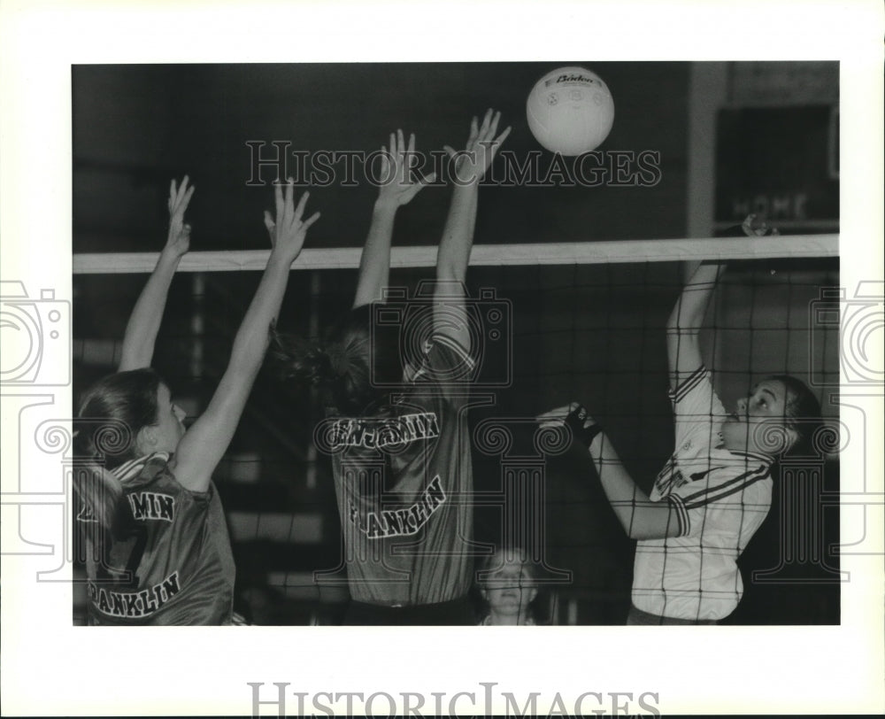 1995 Press Photo Chahrine Chenevert, Chalmette High, takes a shot - Historic Images