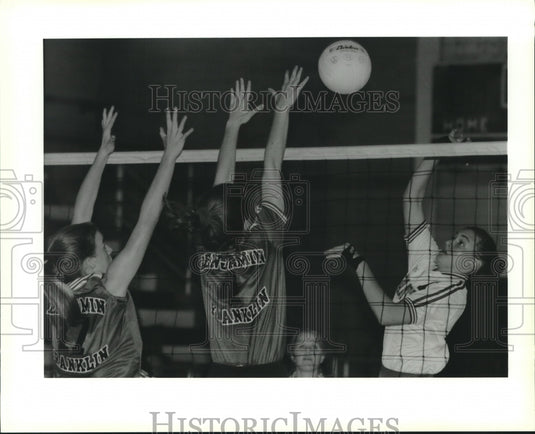 1995 Press Photo Chahrine Chenevert, Chalmette High, takes a shot - Historic Images