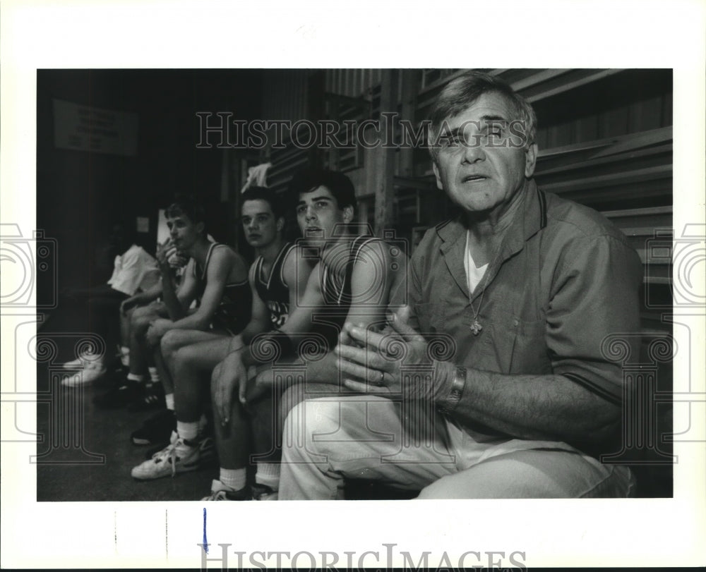 1992 Press Photo Bob O&#39;Neil on sideline as Ben Franklin basketball coach - Historic Images