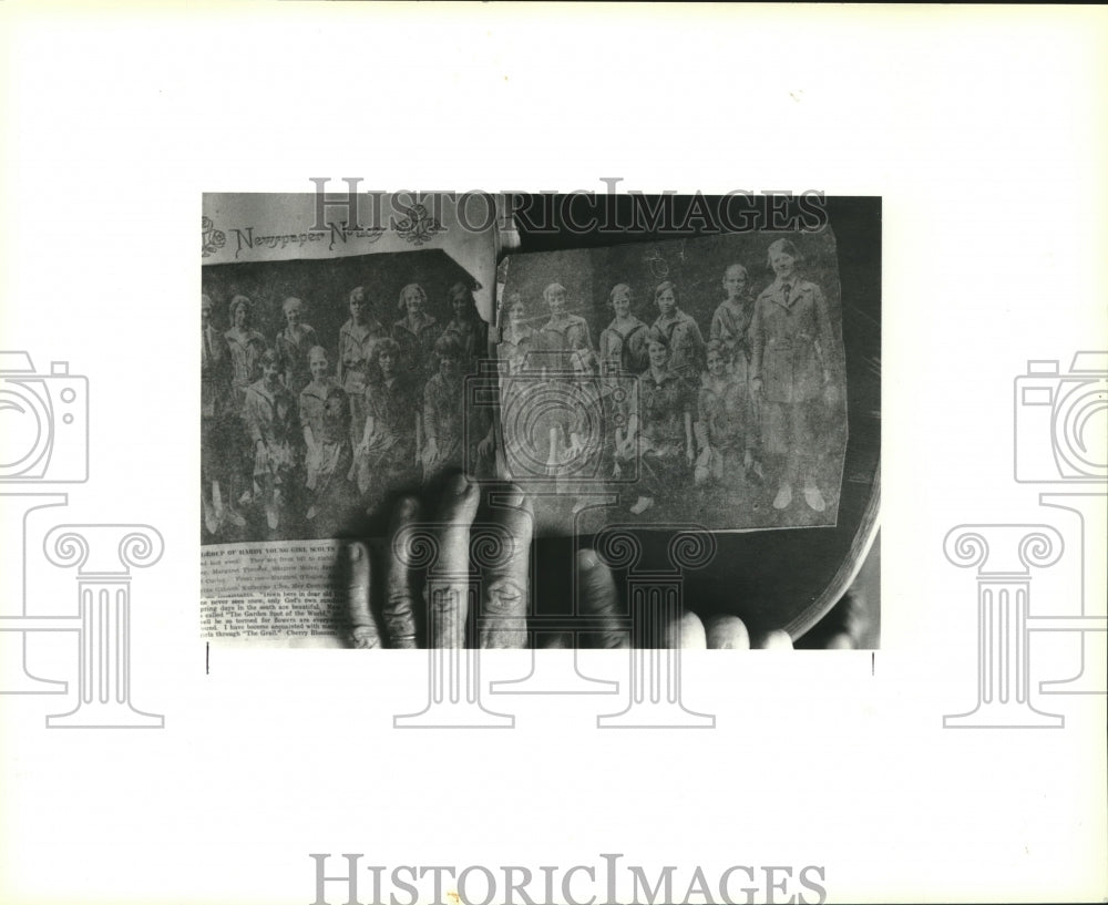 1992 Press Photo 70-year-old newspaper article of Agnes Friedman&#39;s Girl Scouts - Historic Images