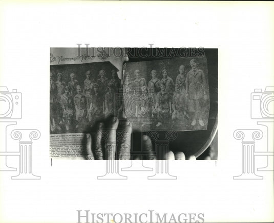 1992 Press Photo 70-year-old newspaper article of Agnes Friedman's Girl Scouts - Historic Images