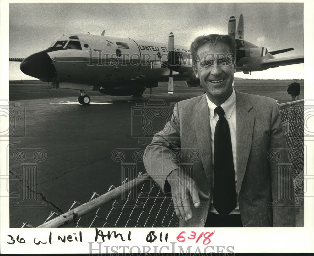 1986 Press Photo Neil Frank in front of NOAA research aircraft - Historic Images