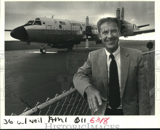 1986 Press Photo Neil Frank in front of NOAA research aircraft - Historic Images