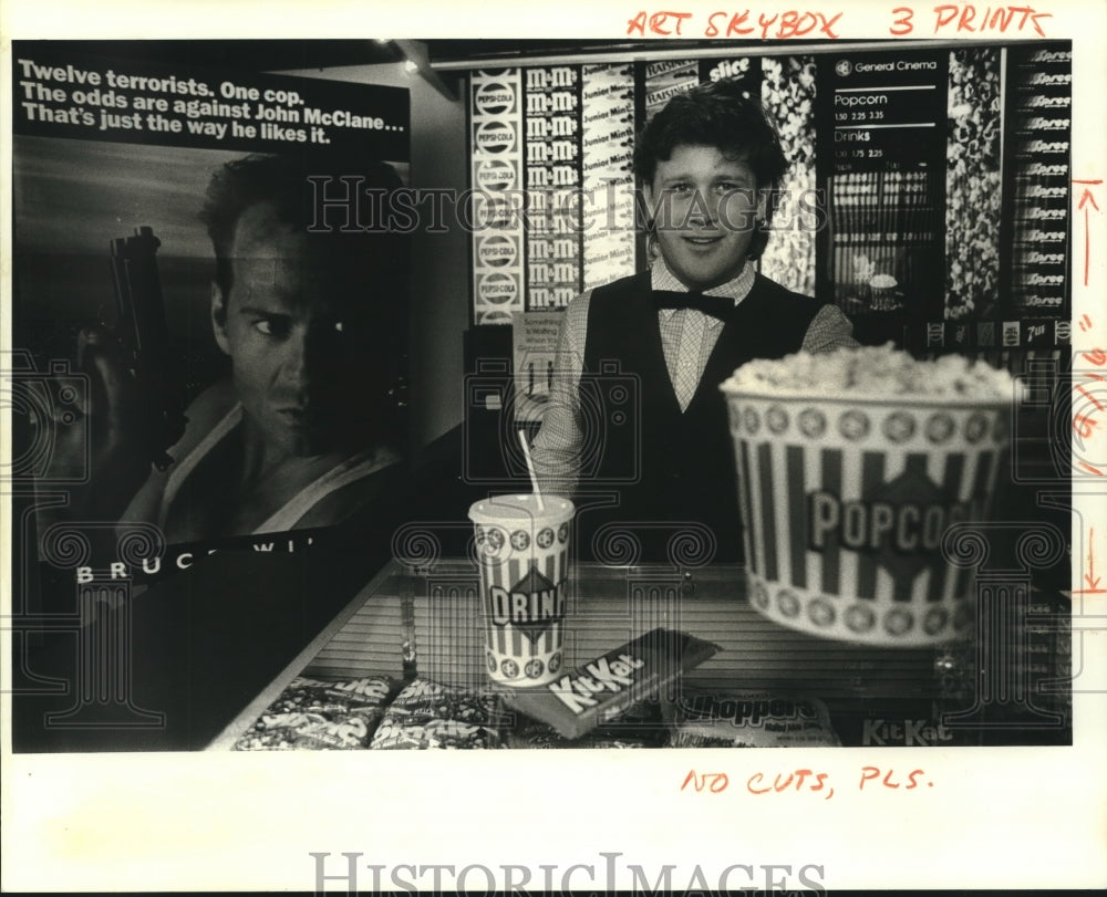 1988 Press Photo Eric McFarland at the concession stand at Cinema IV - Historic Images