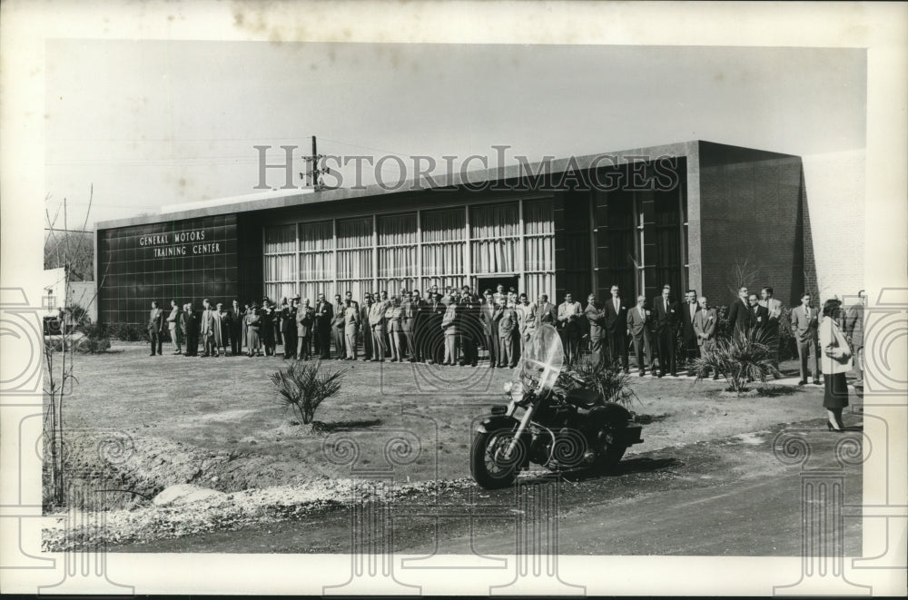 1955 Press Photo People line up in front of General Motors training center - Historic Images