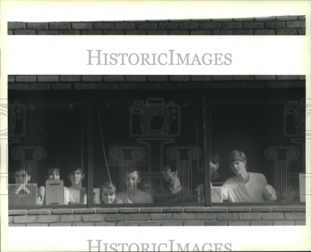 1990 Press Photo Ben Franklin students look out as teachers walk the picket line - Historic Images