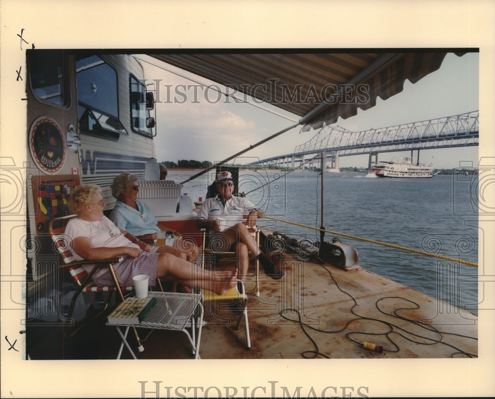 1989 Press Photo Ray Gaines and his guests aboard a yacht - Historic Images