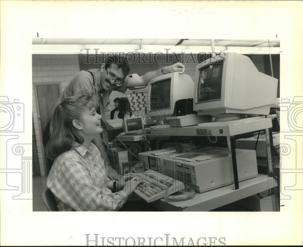 1990 Press Photo Computer teacher, Carl Gaines &amp; student Karen Webb in class - Historic Images