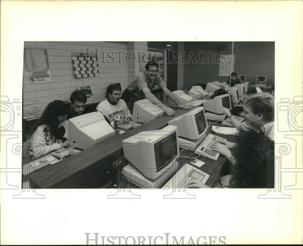 1990 Press Photo Carl Gaines &amp; students in St. Bernard High&#39;s computer class - Historic Images