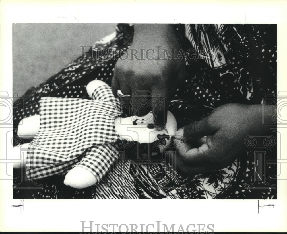 1991 Press Photo Barbara Franklin demonstrates how she makes dolls to kids - Historic Images