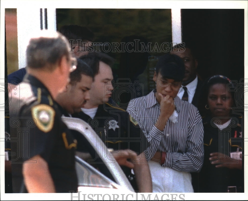 1995 Press Photo Antoinette Frank arrested by police at the Kim Anh Restaurant - Historic Images