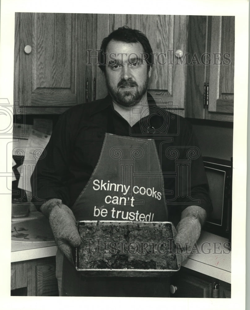 1987 Press Photo David Fyten with his freshly cooked brownies - Historic Images