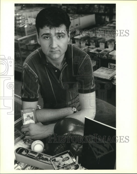 1993 Press Photo Bruce Fuselier, 19, owner of Franks Baseball Cards & Comics - Historic Images