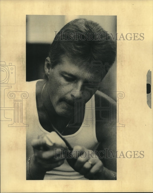 1990 Press Photo Cliff Fuller concentrates on making a duck at woodcarving class - Historic Images