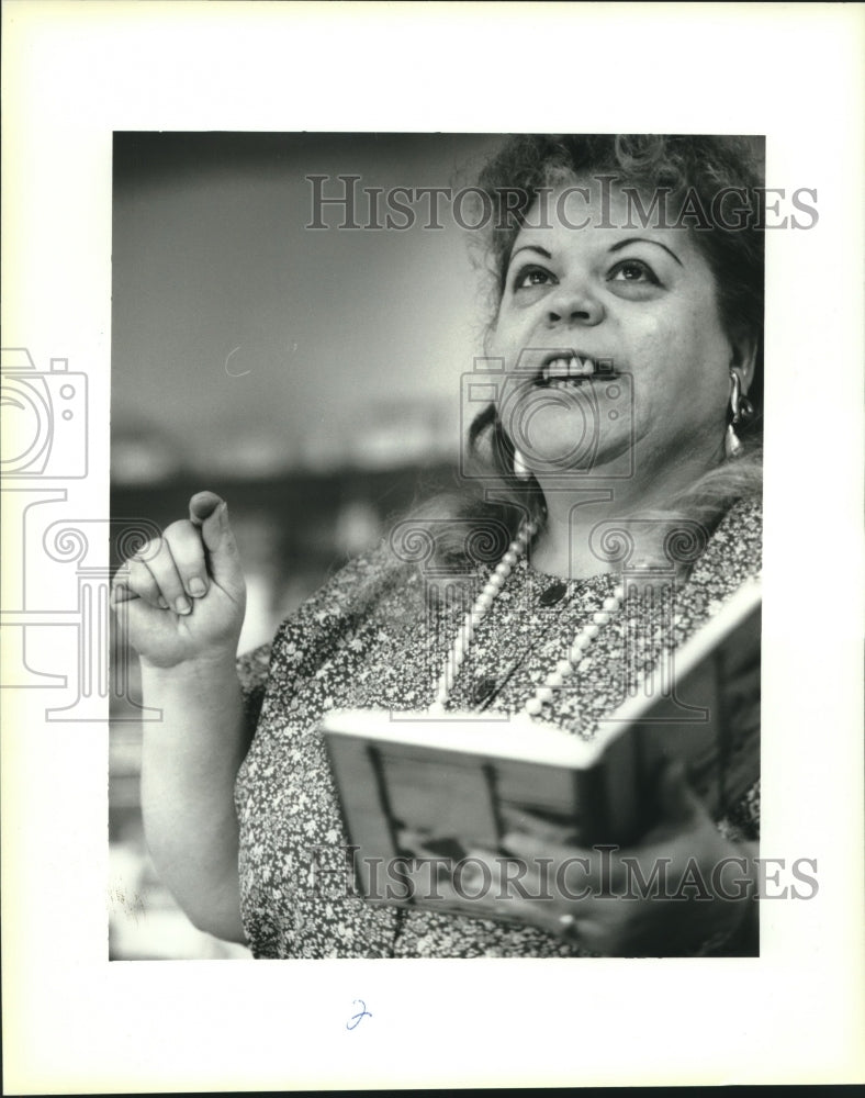 1994 Press Photo Cathy Fulmer reading poem at West Bank Poet&#39;s Society Meeting - Historic Images