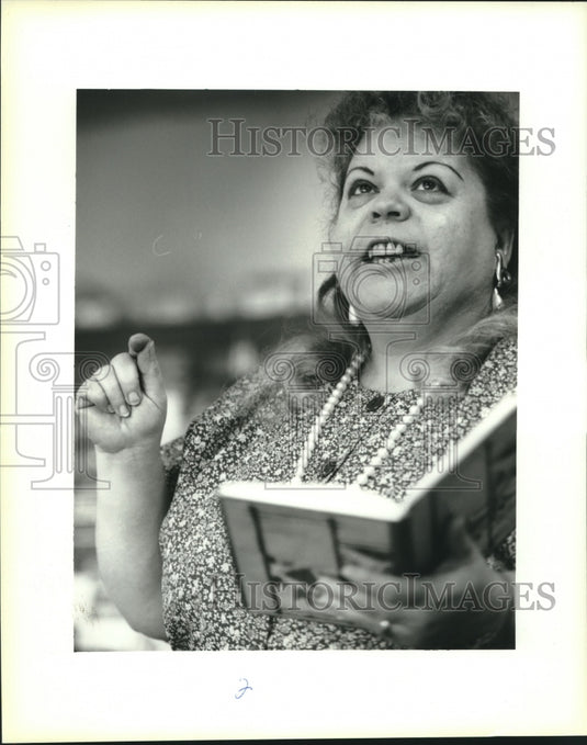 1994 Press Photo Cathy Fulmer reading poem at West Bank Poet's Society Meeting - Historic Images
